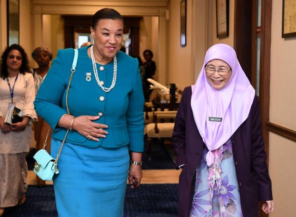 Setiausaha Agung Komanwel, Patricia Scotland hari ini mengadakan kunjungan hormat ke atas Dr Wan Azizah di sini. -Foto Bernama