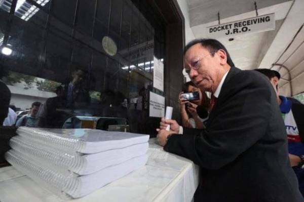 Calida memfailkan petisyen menggesa penamatan francais penyiar ABS-CBN di hadapan Mahkamah Agung di Manila, Filipina hari ini. - Foto Agensi