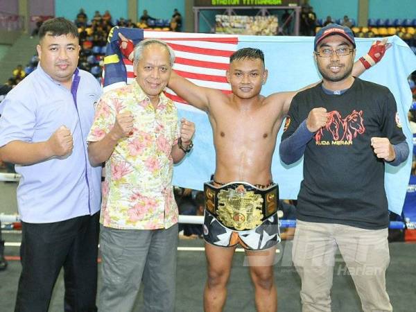 Timbalan Pengerusi Kumpulan Karangkraf, Datuk Muhammad Nasir Hamzah (dua dari kiri) bersama Hafiz di Stadium Titiwangsa Kuala Lumpur. -Foto Sinar Harian ROSLI TALIB