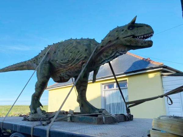 Patung dinosaur Carnotaurus tiba di rumah Andre Bisson. - Foto Facebook Andre Bisson