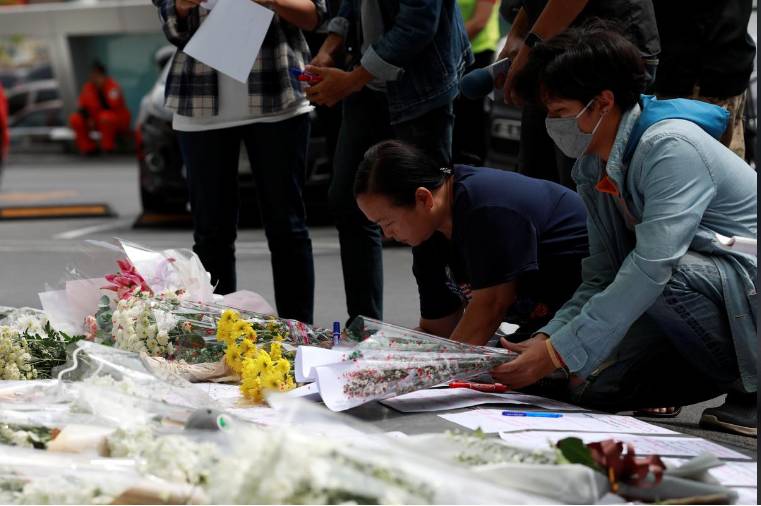 Orang ramai yang masih bersedih meletakkan kalungan bunga dan mesej bertulis di hadapan bangunan pusat beli belah Terminal 21sehari selepas seorang anggota tentera melepaskan tembakan yang menyebabkan berlakunya pembunuhan. Foto Reuters