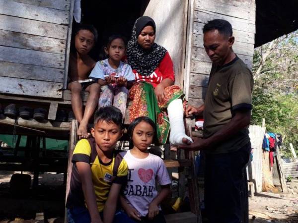 Zulhamri terpaksa menumpang di pondok milik bapa saudaranya di Kampung Belukar, Telaga Mas, Pokok Sena bersama isteri dan empat anaknya selepas diberhentikan kerja pada penghujung tahun lalu.