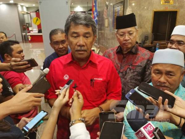 Mohamad ditemui media selepas tamat Mesyuarat Jawatankuasa Induk Muafakat Nasional di Pusat Dagangan Dunia Putra (PWTC) malam tadi.