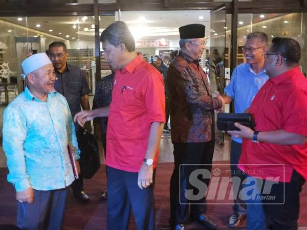 Tuan Ibrahim (dari kiri) dan Mohamad serta pemimpin UMNO dan Pas hadir pada Mesyuarat Jawatankuasa Induk Muafakat Nasional di PWTC malam tadi.