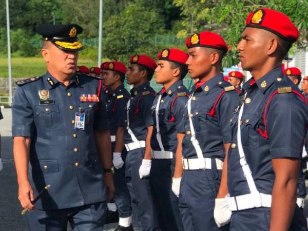 Azmi (dua dari kiri) melakukan pemeriksaan Perbarisan Kehormat pada Majlis Perbarisan Tahunan JBPM Perak 2020 di Ibu Pejabat JBPM Bandar Meru Raya hari ini.