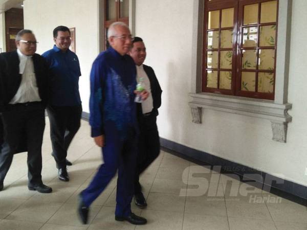 Mahdzir (depan) ketika berada di luar mahkamah selepas perbicaraan kes rasuah solar melibatkan Rosmah di Mahkamah Tinggi Kuala Lumpur hari ini.