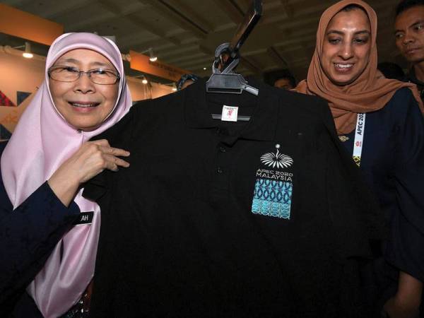 Wan Azizah dan Latheefa (kanan) melihat baju cenderamata untuk jualan sempena APEC 2020 semasa melawat ruang pameran selepas merasmikan Simposium Gender Mainstreaming and Women Empowerment to Fight Corruption (SPRM) hari ini. Foto: Bernama