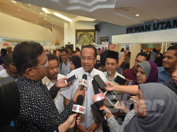 Dr Ahmad Samsuri menjawab soalan media ketika ditemui pada Majlis Konvokesyen dan Penyampaian Anugerah empower ECER Terengganu di Universiti Sultan Zainal Abidin (UniSZA) di sini hari ini.	