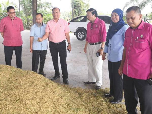 Mohd Bukhari (tiga dari kiri) meninjau kawasan Pusat Belian Padi Parit 12, Bagan Terap pada Majlis Ramah Mesra Pemimpin PPK Sungai Besar hari ini.