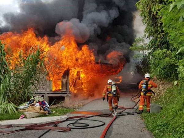 Keadaan api marak memusnahkan empat rumah dalam kebakaran di Kampung Kepayang petang tadi.