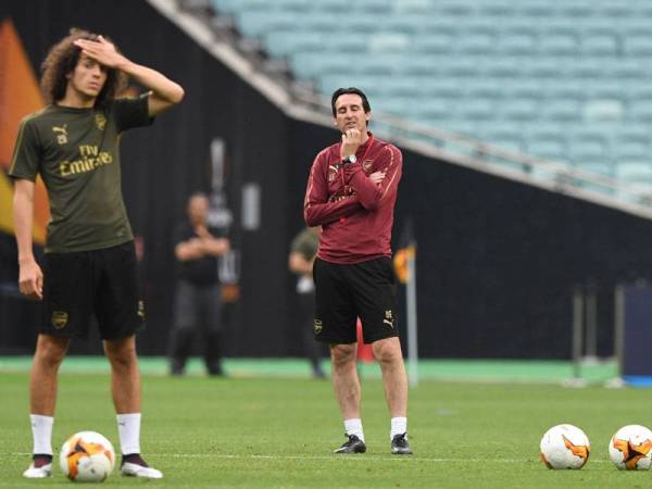 IMBAS KEMBALI...Emery ketika mengendalikan sesi latihan The Gunners.