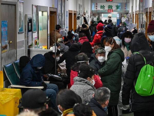 Kebanyakan hospital di Wuhan sesak dengan pesakit yang mahu melakukan pemeriksaan dan mendapatkan rawatan susulan penularan koronavirus tersebut. - AFP