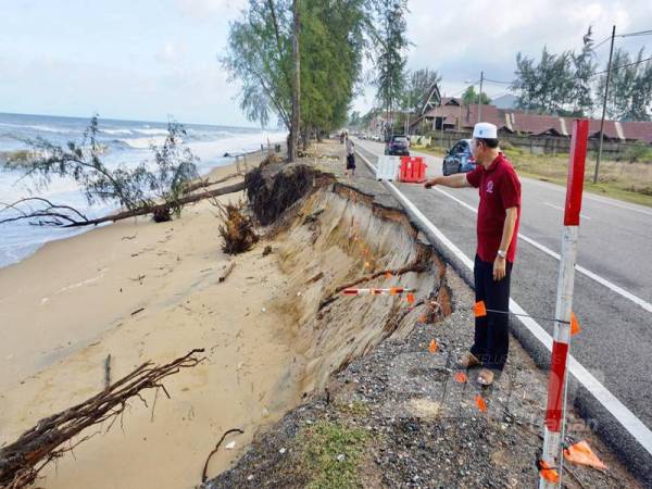 Wan Hapandi menunjukkan hakisan teruk yang berlaku. 