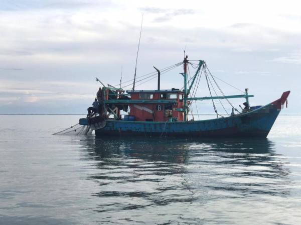 Tiga lelaki termasuk dua warga Myanmar ditahan PPM ketika sedang menangkap ikan di Laut Tanjung Karang, Selangor semalam.