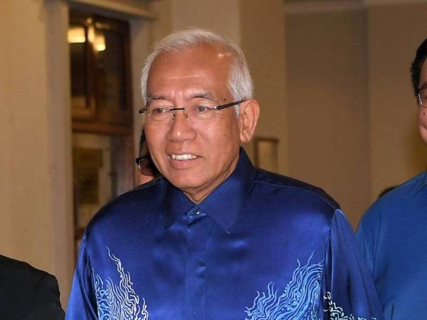 Mahdzir (kiri), merupakan saksi pendakwaan kelima hadir di Mahkamah Tinggi bagi memberi keterangan pada perbicaraan kes rasuah Rosmah berhubung projek tenaga solar sekolah luar bandar di Sarawak. -Foto Bernama