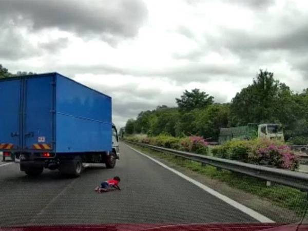 Tular video seorang kanak-kanak lelaki nyaris maut selepas tercampak keluar dari kenderaan yang dinaiki bersama keluarga yang hilang kawalan selepas dihimpit sebuah kenderaan.