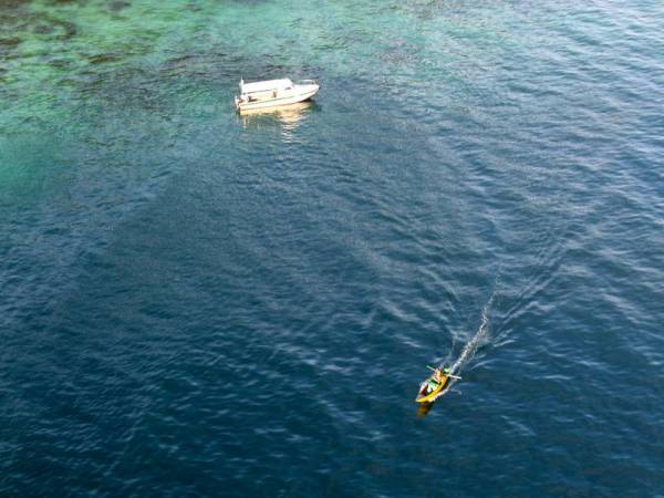 Sebuah bot peronda Taman-Taman Sabah mengejar sebuah pam bot yang menceroboh masuk menangkap ikan di kawasan Taman-Taman Sabah dekat Pulau Suluk dalam operasi mengesan aktiviti mengebom ikan di kawasan Taman-Taman Sabah hari ini. - Foto Bernama