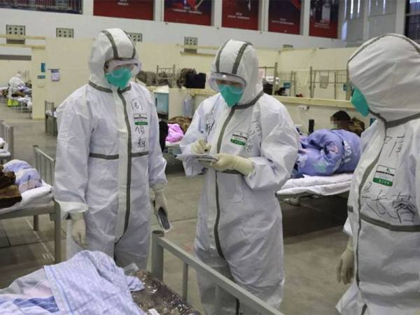 Kira-kira 500 kakitangan hospital di Wuhan, China sah dijangkiti Covid-19 pada pertengahan Januari lalu. FOTO: Xinhua