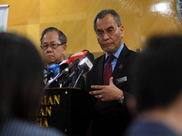 Menteri Kesihatan Datuk Seri Dr Dzulkefly Ahmad (kanan) bersama timbalannya Dr Lee Boon Chye ketika sidang media mengenai situasi terkini Covid-19 di Kementerian Kesihatan hari ini.-Foto BERNAMA