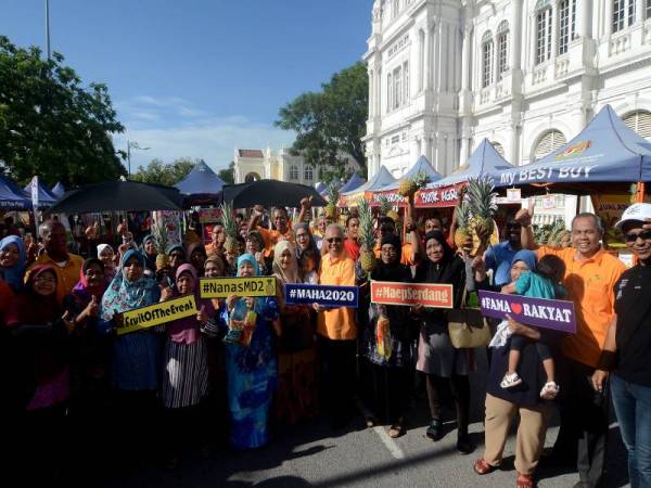 Ishak (tengah) bersama para penerima sumbangan pada Program MyBest Buy sempena Le Tour De Langkawi (LTdL) 2020 di Padang Kota Lama hari ini. - Foto Bernama