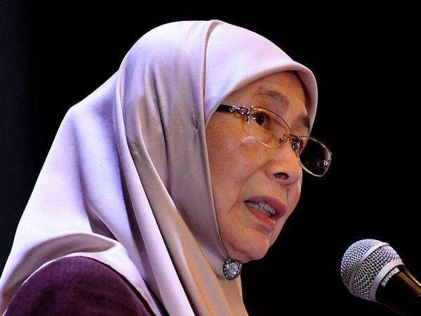 Wan Azizah berucap merasmikan majlis penutupan Persidangan Serantau Hidup Bersama Dalam Budaya Damai 2020 anjuran Institut Darul Ehsan, hari ini. - Foto Bernama