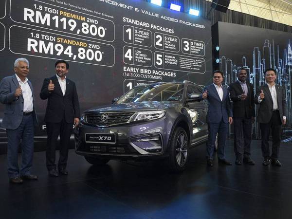 Pengerusi Proton Datuk Seri Syed Faisal Albar (tiga, kanan) dan Ketua Pegawai Eksekutif Proton Dr Li Chunrong (kanan) bergambar ketika majlis pelancaran rasmi kenderaan utiliti sukan (SUV) terbaharu iaitu Proton X70 edisi 2020 di Proton Centre Of Service Excellence, Subang Jaya hari ini. - Foto Bernama