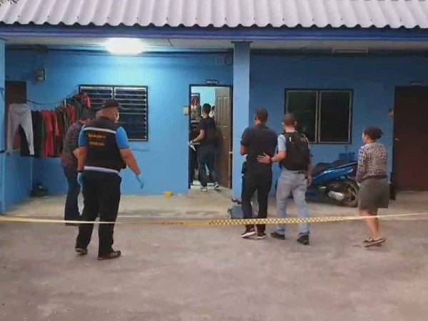 Polis forensik melakukan pemeriksaan di lokasi selepas seorang remaja maut akibat ditembak secara tidak sengaja oleh rakannya di wilayah Kanchanaburi, Thailand. - Foto Agensi