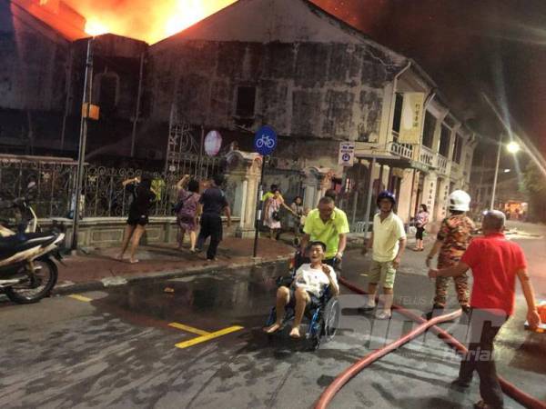 Orang awam turut membantu menyelamatkan warga emas yang tinggal berdekatan lokasi kebakaran.