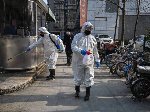 Semburan nyahjangkit dilakukan di Wuhan untuk membendung penularan Covid-19 selepas ia pertama kali dikesan di bandar itu pada Disember 2019. - Foto AFP