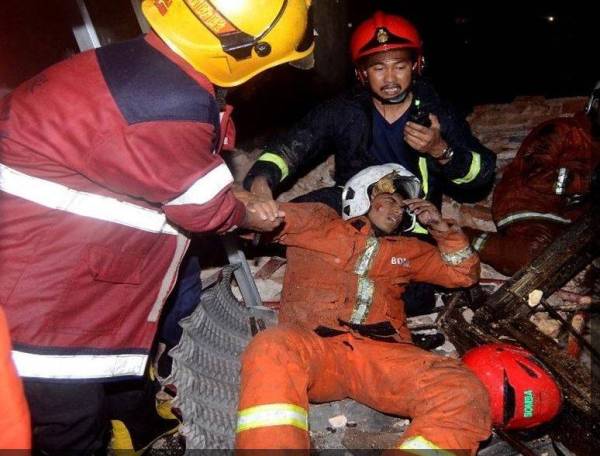  Empat anggota bomba tercedera ditimpa dinding bangunan ketika operasi memadam api di lima unit kedai dua tingkat (kelas A) di Lebuh Carnavon di sini malam tadi.