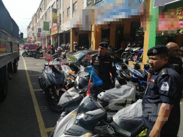 Motosikal yang dikesan diletak dipetak parkir kereta di Rawang Mutiara. 