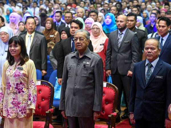 Dr Mahathir ketika hadir pada majlis pelancaran Dekad Membaca Kebangsaan di Universiti Kebangsan Malaysia hari ini. Turut bersama, Timbalan Menteri Pendidikan, Teo Nie Ching (kiri) dan Ketua Setiausaha Kementerian Pendidikan, Datuk Dr Mohd Gazali Abas (kanan). - Foto Bernama