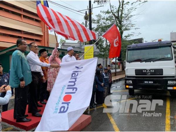 Zuraida (tiga kiri) semasa membuat pelepasan kompaktor sebagai gimik perasmian majlis di Kota Bharu hari ini.