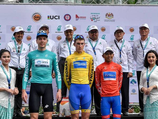 Perdana Menteri, Tun Dr Mahathir Mohamad (barisan belakang, tiga dari kiri) bergambar bersama para pemenang jersi utama selepas berakhirnya Peringkat 3 PETRONAS LTdL 2020 di Kuala Lumpur baru-baru ini.