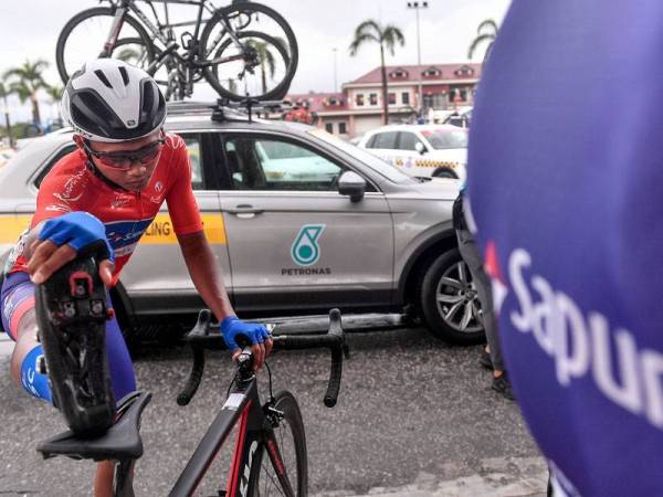 Pemegang jersi merah dari Team Sapura Cycling, Muhammad Nur Aiman Mohd Zariff membuat persiapan sebelum memulakan perlumbaan pada siri Le Tour de Langkawi (LTdL) 2020 yang memasuki peringkat ketujuh sejauh 130.4 kilometer dari Dewan Dato’ Hj Ahmad Badawi, Bagan ke Menara Alor Setar hari ini. - Foto Bernama