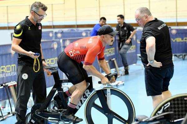 Ketua Jurulatih pasukan berbasikal trek Malaysia ke Berlin Jerman John Beasley (kanan) mengawasi pelumba berbasikal trek negara Azizulhasni Awang ketika menjalani latihan intensif di Velodrom Nasional hari ini. -Foto Bernama