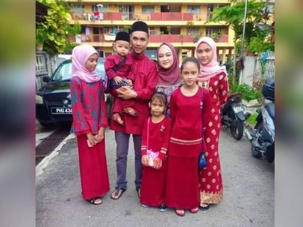 Khairizul dan Zurina bersama kelima-lima anak mereka. - Foto Penang Kini