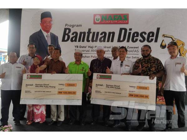 Phahrolrazi (empat dari kiri) menyerahkan cek bantuan diesel berjumlah RM200,000 dan RM100,000 kepada pesawah di Kedah dan Perlis pada Program Bantuan Diesel Nafas di PPK Tajar, Kedah semalam.