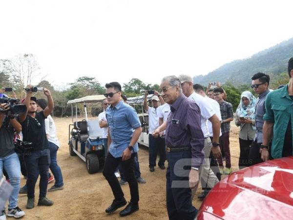 Dr Mahathir ketika Lawatan Tapak ke Projek Fasa 1, Rebungan Resort Langkawi di Padang Gaong, Mukim Ulu Melaka, hari ini. 