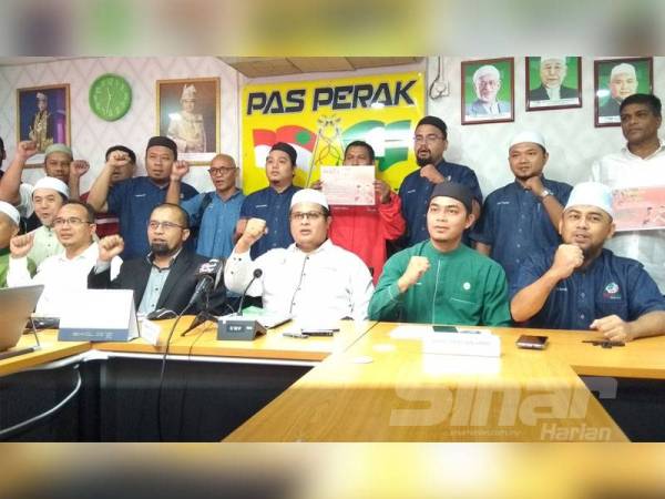 Sidang media Pas Perak yang diketuai Mohd Akmal (duduk, tengah) bersama Wan Rohimi (duduk dua dari kiri) dan turut dihadiri Hafez (duduk, dua dari kanan) di Pejabat Pas Perak hari ini.