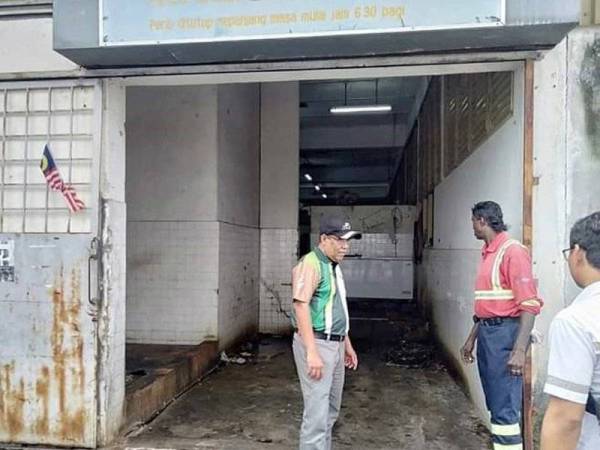 Rahim (kiri) ketika membuat pemeriksaan sebuah premis kotor di Pasar Besar Kuantan semalam. -Foto Unit Komunikasi Media Pahang