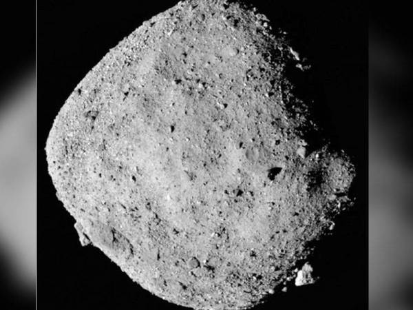 NASA mengesahkan sebuah asteroid dengan kelajuan 34,000 kilometer dijangka akan menghampiri bumi jam 6.05 pagi esok. -Foto NASA