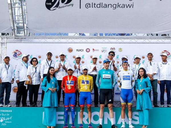 Perdana Menteri, Tun Dr Mahathir Mohamad bergambar bersama empat pemenang jersi utama selepas tamat perlumbaan Peringkat 8 PETRONAS LTdL 2020 di Kuah, Langkawi hari ini.