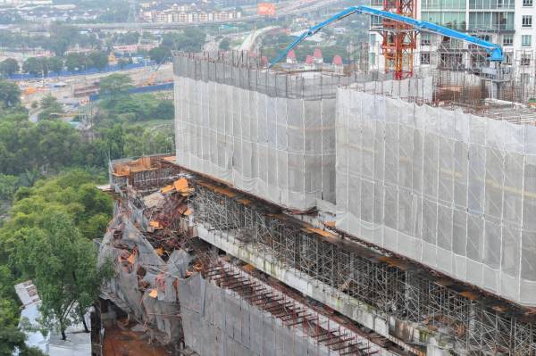 Sebahagian struktur kondomunium 37 tingkat yang sedang dalam pembinaan di Taman Desa Jalan Klang Lama runtuh hari ini. -Foto Bernama