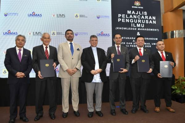 Saifuddin (tengah) pada Majlis Pertukaran Memorandum Persefahaman antara IDFR dengan UM, UNIMAS, UMS dan Pelancaran Pengurusan Ilmu di Kementerian Luar hari ini. -Foto Bernama