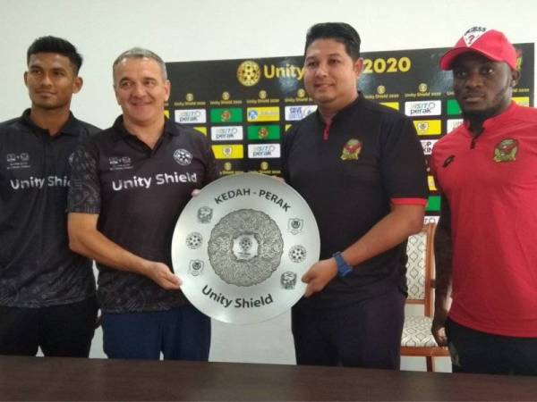 Mehmed (kiri) dan Aidil Shahrin bersama memegang piala Unity Shield yang menjadi rebutan dua pasukan pada perlawanan yang dijadual berlangsung di Stadium Perak, esok.