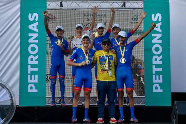 Pasukan benua Malaysia Team Sapura Cycling meraikan kejayaan selepas muncul juara keseluruhan LTdL 2020 di Pekan Kuah Langkawi. - Foto: Bernama
