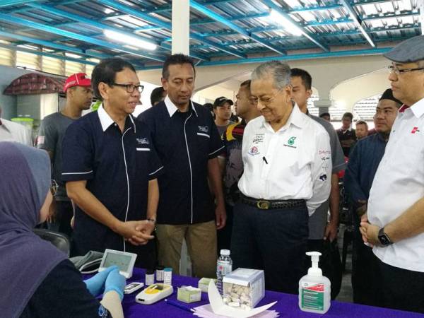 Tun Mahathir meninjau pameran kesihatan pada program Khidmat Masyarakat Institut Jantung Negara dan Media Prima di Masjid Sungai Itau, Mukim Air Hangat hari ini.