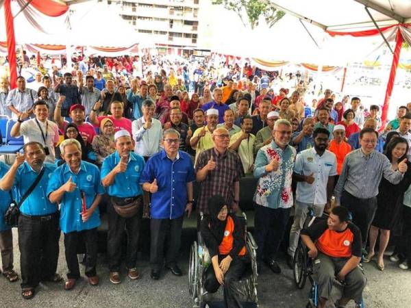 Khalid (empat dari kanan) bersama orang ramai yang hadir pada Majlis Perasmian Kempen Kita di Perumahan Awam Seri Perak Sentul hari ini.