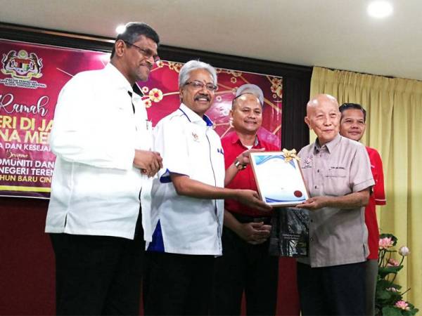 Waytha (dua dari kiri) menyampaikan penghargaan kepada salah seorang pemimpin komuniti di Dewan Persatuan Buddhist Terengganu di sini hari ini.